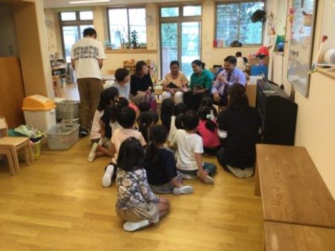  こども園では年長クラスの集まりに飛び入り参加し、子どもたちと日本語と英語を交えながら交流されました　